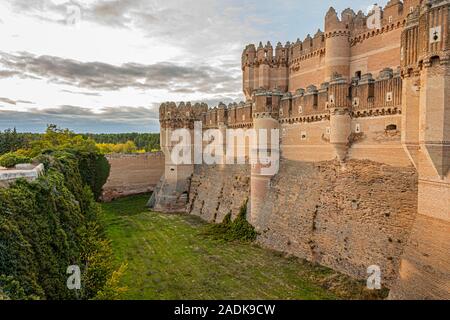 Douves panoramique et vue partielle des murs du château de Coca considéré comme l'un des meilleurs exemples de l'espagnol de style gothique mudéjar. coca. Segovia. L'Espagne. Banque D'Images