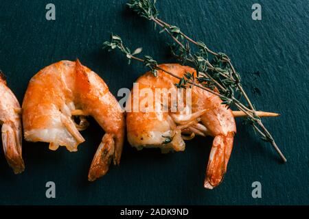 Brin de thym sur le sauté de crevettes huileux Banque D'Images