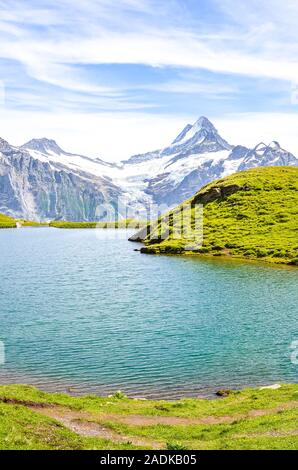 Lac de Bachalp incroyable dans les Alpes Suisses photographié avec de célèbres sommets de montagnes Eiger, Mönch et Jungfrau. Lac alpin et du paysage. Transalpins, de montagnes. Nature suisse. Banque D'Images