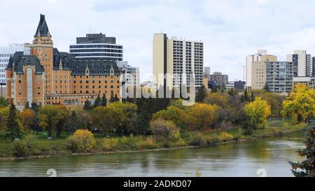 Une vue sur le centre-ville de Saskatoon, Canada sur la rivière Banque D'Images