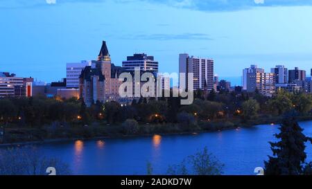 Le Saskatoon, Canada skyline at night Banque D'Images