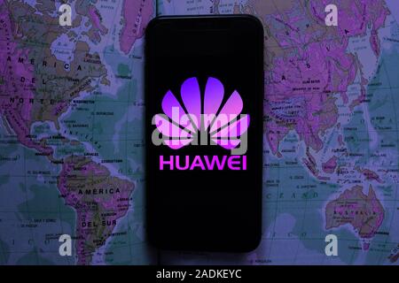 États-unis New York. Le mardi, Octobre 1, 2019 : clavier de l'ordinateur et de téléphone cellulaire avec le logo de Huawei. Huawei Technologies Co., Ltd. est une ch Banque D'Images