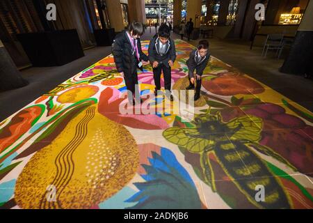 Sous EMBARGO JUSQU'AU JEUDI 5 DÉCEMBRE 0001 Les passants interagir avec "Imminence", un climat-inspiré d'art public chez Bloomberg Arcade dans la ville de Londres, qui s'allume l'arcade tous les soirs à partir de 16h00 à 23h, jusqu'à ce que le 10 janvier 2020. Banque D'Images