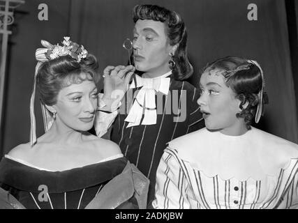 Diana Churchill, à gauche, et Laurence Harvey aux côtés de Joan Plowright, droite, en costume pour William Wycherley's comédie Restauration Le pays 'Femme' à l'Adelphi Theatre, Strand, London. Banque D'Images