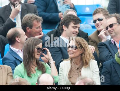 Pippa Middleton avec sa mère Carol au Aegon Tennis championships au Queen's Club de Londres 2013. Banque D'Images