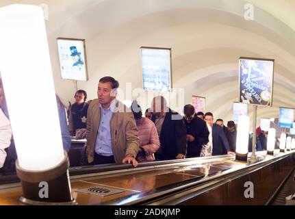 SAINT PETERSBURG, Russie - le 11 juillet 2019 : des navetteurs par escalier mécanique à la station de métro à Saint-Pétersbourg. Métro de Saint-Pétersbourg a été ouvert depuis le Banque D'Images