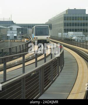 Transport ferroviaire entre les bornes de l'aéroport de Francfort, Allemagne Banque D'Images