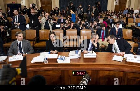 Washington, DC, USA. 9Th Jul 2019. 4 décembre 2019 - Washington, DC, United States : Noah Feldman, professeur de droit à l'Université de Harvard, PAMELA KARLAN, professeur de droit à l'Université Stanford, MICHAEL GERHARDT, professeur de droit à l'Université de Caroline du Nord, et JONATHAN TURLEY, professeur de droit à la George Washington University Law School, à la table des témoins de la commission judiciaire d'enquête de destitution de l'audience. Crédit : Michael Brochstein/ZUMA/Alamy Fil Live News Banque D'Images