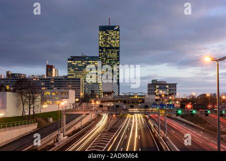 Wien, Vienne : autoroute A22, Donaucity Donauuferautobahn DC, Tour 1, les voitures, les pistes dans 22. Donaustadt, Wien, Autriche Banque D'Images