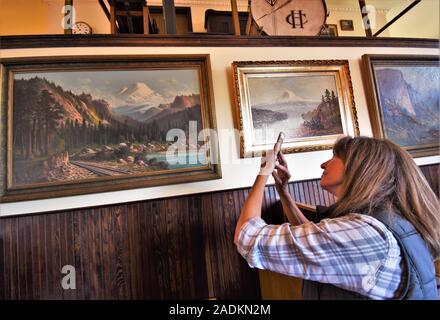 Baldwin Saloon de Hood River Oregon qui sert de la nourriture et boisson et un 100 + collection de peintures à l'huile de John Cox Dillman Engelhardt - 1870 à 1920 Banque D'Images