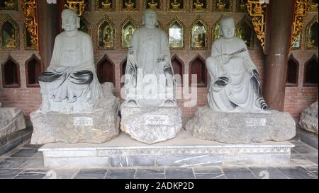 Trois statues antiques de moines bouddhistes au temple de Bai Dinh complexe spirituel et culturel près de Ninh Binh Vietnam Banque D'Images