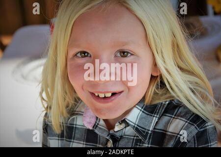 Jeune fille blonde enfant souriant à la réunion de famille Banque D'Images