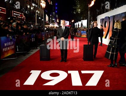 Sam Mendes Directeur assistant à la Première Mondiale 1917 à Leicester Square, Londres. Banque D'Images