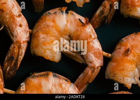 Close up of fried croustillant de langoustines sur des bâtonnets de bois sans tête Banque D'Images