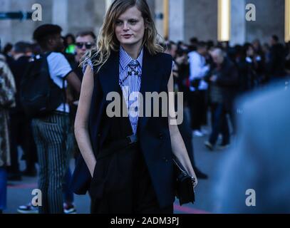 PARIS, France - 27 Février 2019 : Hanne Gaby Odiele dans la rue au cours de la Fashion Week de Paris. Banque D'Images