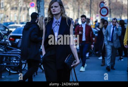 PARIS, France - 27 Février 2019 : Hanne Gaby Odiele dans la rue au cours de la Fashion Week de Paris. Banque D'Images