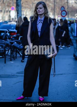 PARIS, France - 27 Février 2019 : Hanne Gaby Odiele dans la rue au cours de la Fashion Week de Paris. Banque D'Images