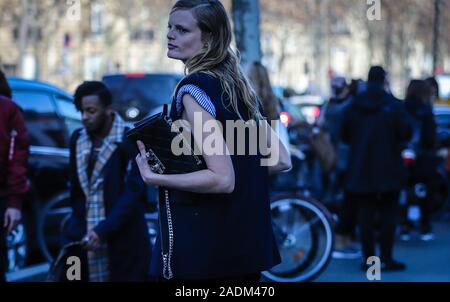 PARIS, France - 27 Février 2019 : Hanne Gaby Odiele dans la rue au cours de la Fashion Week de Paris. Banque D'Images