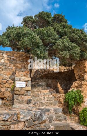 La Grèce. L'île de Spinalonga (Kalydon), Crete - 20.08.2017. D'anciennes ruines d'une place forte colonie de lépreux. La forteresse a été construite par les Vénitiens en 1958. Banque D'Images