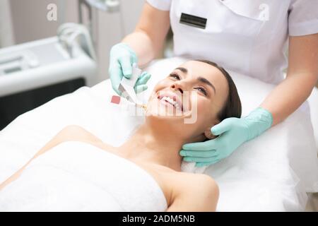 Client pendant la sourire excité de l'oxygène frais procédure de levage Banque D'Images