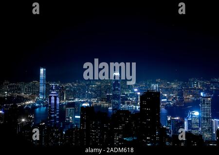 Vue de Hong Kong du Pic Victoria. Les lumières de la ville bleu de nuit. Quartier des affaires. La vie nocturne de Hongkong Banque D'Images