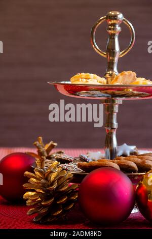 Sur l'étagère de décoration table de salle à manger. Boules rouges avec de simples fond brun. La biscuiterie et confiserie arrangement. L'espace de copie pour le texte Banque D'Images