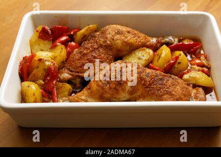 Pilons de poulet rôti avec des pommes de terre et paprika Banque D'Images