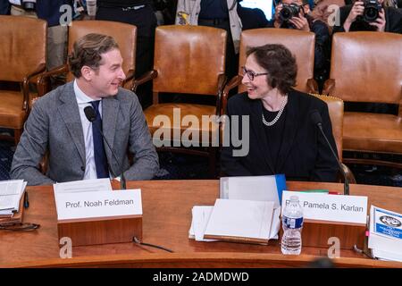 Noah R. Feldman, professeur de droit à la Harvard Law School et Pamela Susan Karlan Professeur de droit d'intérêt public et co-directrice, Contentieux de la Cour suprême, de la clinique avant de chat de son témoignage devant le Comité judiciaire de la Chambre pendant un ? Enquête sur la mise en accusation le Président Donald J. Trump : motifs de destitution du Président constitutionnel dans le bureau maison à Longworth, immeuble sur la Colline parlementaire le 4 décembre 2019 à Washington, DC. (Photo de Ken Cedeno/Sipa USA) Banque D'Images