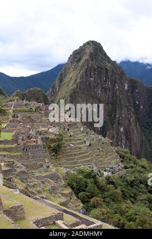 La section avant tout du Machu Picchu y compris la Zone Industrielle, la zone du prisonnier, terrasses agricoles et Huayna Picchu, région de Cuzco, Pérou Banque D'Images