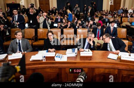 Noah Feldman, professeur de droit à l'Université de Harvard, Pamela Karlan, professeur de droit à l'Université Stanford, Michael Gerhardt, professeur de droit à l'Université de Caroline du Nord, et Jonathan Turley, professeur de droit à la George Washington University Law School, à la table des témoins de la Commission judiciaire Justice Enquête à Washington. Banque D'Images