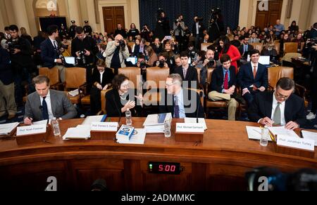 Noah Feldman, professeur de droit à l'Université de Harvard, Pamela Karlan, professeur de droit à l'Université Stanford, Michael Gerhardt, professeur de droit à l'Université de Caroline du Nord, et Jonathan Turley, professeur de droit à la George Washington University Law School, à la table des témoins de la Commission judiciaire Justice Enquête à Washington. Banque D'Images