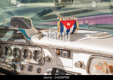 Tourné de l'intérieur de la ville historique de voiture avec Cuba bannière. Banque D'Images