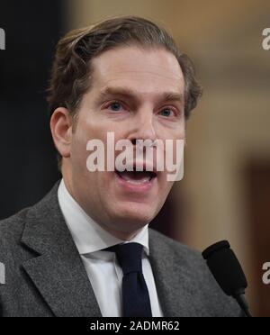 Washington, United States. 08Th Nov, 2019. Noah Feldman, professeur de droit Felix Frankfurter, professeur de droit à la Harvard Law School, témoigne devant le Comité judiciaire de la Chambre, dans le cadre de l'enquête d'impeachment Donald Trump, sur la colline du Capitole, le mercredi 4 décembre 2019, à Washington, DC. Credit : UPI/Alamy Live News Banque D'Images