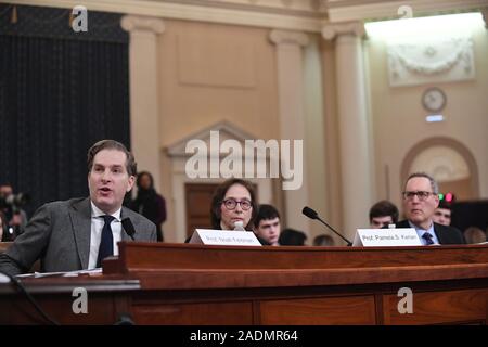 Washington, United States. 08Th Nov, 2019. Noah Feldman, professeur de droit (L) Felix Frankfurter, professeur de droit à la Harvard Law School, témoigne devant le Comité judiciaire de la Chambre, dans le cadre de l'enquête d'impeachment Donald Trump, sur la colline du Capitole, le mercredi 4 décembre 2019, à Washington, DC. Credit : UPI/Alamy Live News Banque D'Images