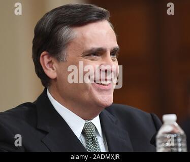 Washington, United States. 08Th Nov, 2019. Le professeur de droit Jonathan Turley, professeur à la George Washington University Law School, témoigne devant le Comité judiciaire de la Chambre, dans le cadre de l'enquête d'impeachment Donald Trump, sur la colline du Capitole, le mercredi 4 décembre 2019, à Washington, DC. Credit : UPI/Alamy Live News Banque D'Images