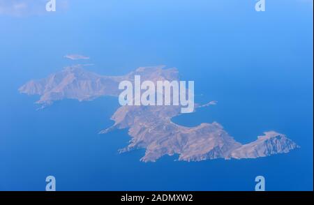 L'île de Tilos. L'avion vole au-dessus de la mer depuis la fenêtre. Vue de dessus de la Grèce. La Crète. Banque D'Images