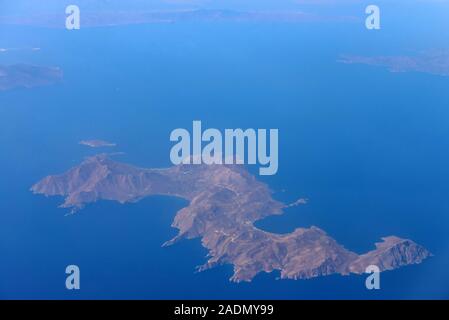 L'île de Tilos. L'avion vole au-dessus de la mer depuis la fenêtre. Vue de dessus de la Grèce. La Crète. Banque D'Images