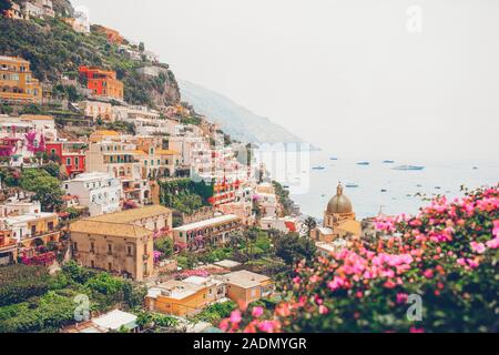 Vue de la ville de Positano avec fleurs sur Amalfi Coast Banque D'Images