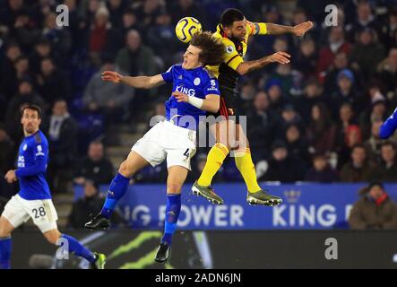 Leicester City's Caglar Soyuncu (à gauche) et Watford's Troy Deeney bataille pour la balle au cours de la Premier League match à King Power Stadium, Leicester. Banque D'Images