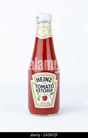 Une bouteille de ketchup Heinz tourné sur un fond blanc. Banque D'Images