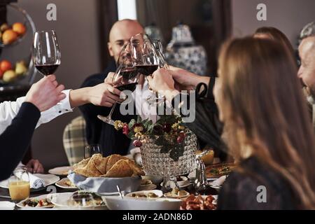 Verres à vin. Amis de la famille avoir beau temps dans un beau restaurant moderne de luxe Banque D'Images