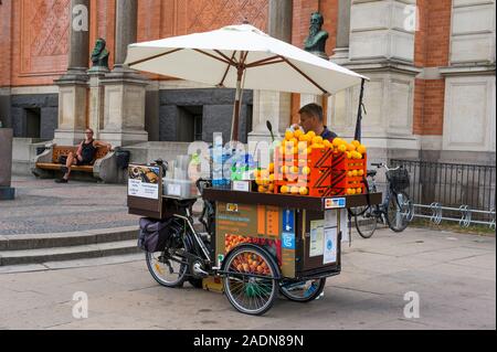 Un vendeur de rue de boissons gazeuses à Copenhague, Danemark Banque D'Images