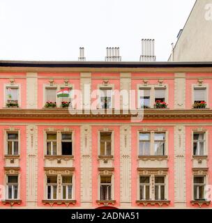 Budapest, Hongrie, août 2019, vue sur la partie supérieure d'un bâtiment de couleur rose Banque D'Images