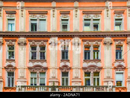 Budapest, Hongrie, août 2019, vue sur la partie supérieure d'un bâtiment couleur saumon Banque D'Images