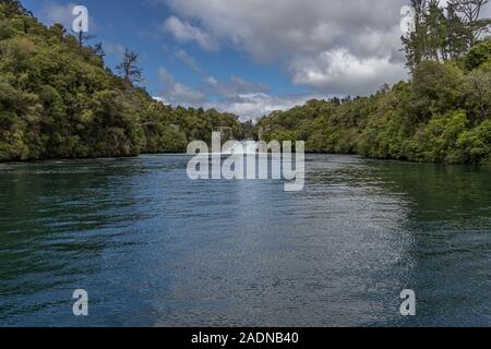 En regardant vers la rivière Waikato Huka falls Banque D'Images