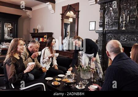 Bénéficiant d'un plateau avec des croissants. Amis de la famille avoir beau temps dans un beau restaurant moderne de luxe Banque D'Images