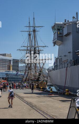 Replica HM Bark Endeavour amarrée en face du navire de la Marine NZ Banque D'Images