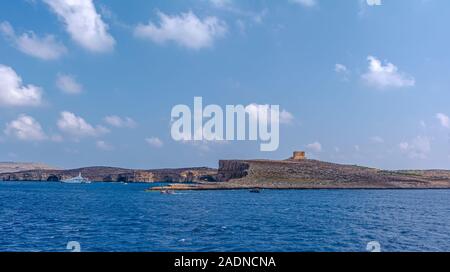 Saint Mary's Tower, Tour ou Comino, tourné à partir de l'eau Banque D'Images