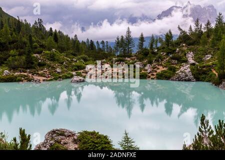 Sorapiss lac glaciaire et le doigt de Dieu de la montagne, dans l'arrière-plan, Dolomites, Alpes orientales, Vénétie, Italie, également connecté avec Sorapis ou Banque D'Images