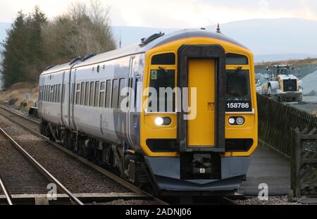 L'express du nord sprinter dmu train on s'installer à Carlisle railway, le 4 décembre 2019, vu quitter la plate-forme nord de Ribblehead gare. Banque D'Images